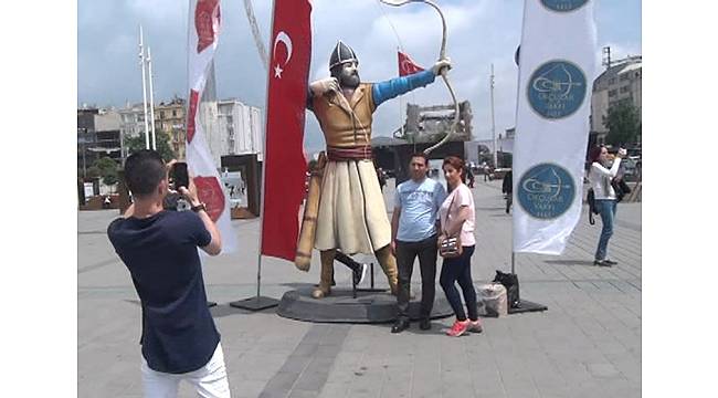 Taksim Meydanı&#39;nda Okçu Heykelleri