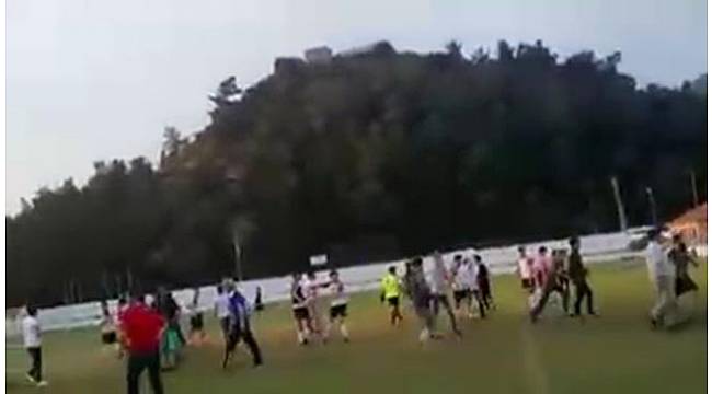 Taraftarlar bıçak ve sopalarla futbolculara saldırdı