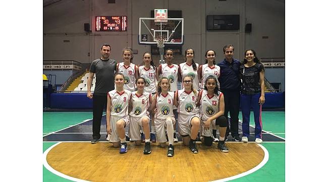 Turgutlu Belediyespor&#39;un kızları namağlup şampiyon