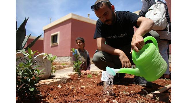 Türkiye&#39;den gönderilen 100 fidan Suriye&#39;de toprakla buluştu