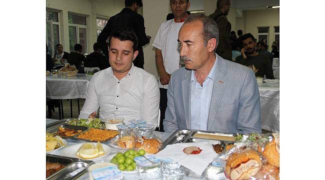 Üniversite öğrencilerine ücretsiz iftar yemeği