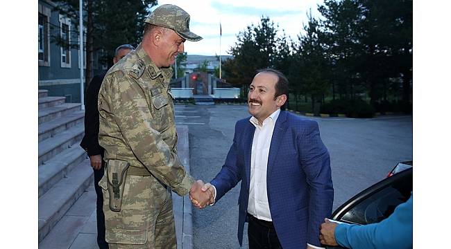 Vali Ali Hamza Pehlivan, iftarını askerler ile birlikte yaptı