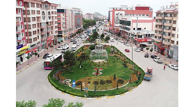 Van&#39;daki cadde ve kavşaklar çiçek açtı