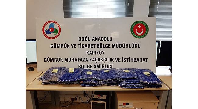 Vücutlarına sardıkları eroinle Türkiye&#39;ye girmek isterken yakalandılar