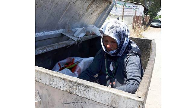 70&#39;lik nine, ekmeğini çöpten çıkarıp yardımı reddetti