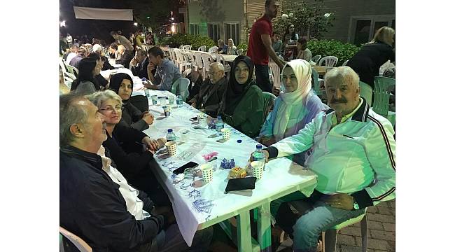 Akçakoca Kızılay Yaşlılar Konuk evinde anlamlı iftar yemeği