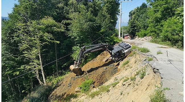 Akçakoca&#39;da meydana gelen heyelanla ilgili çalışmalar sürüyor