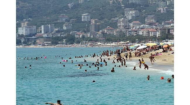 Alanya&#39;da plajlar tıklım tıklım