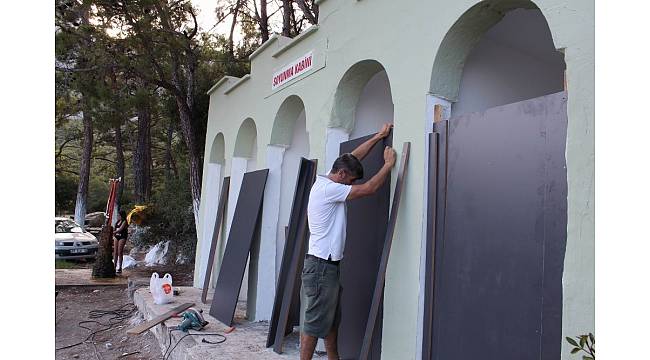 Antalya&#39;da havlulu kabinlere kapı takıldı