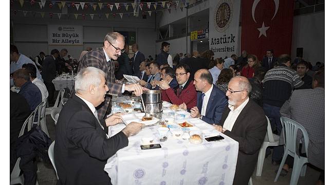 Atatürk Üniversitesi idari personeli iftar sofrasında buluştu