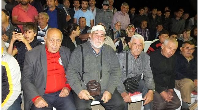 Balıkesir&#39;de gece güreşlerini 3 bin kişi izledi