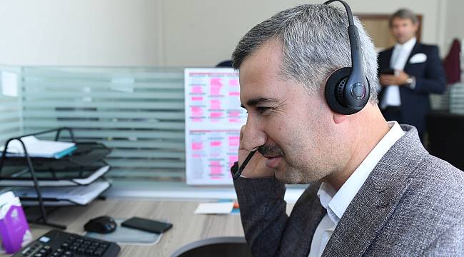  Başkan Çınar çağrı merkezinde vatandaşların telefonlarına yanıt verdi