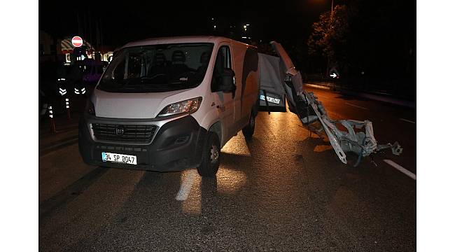 Beyoğlu&#39;nda kargo aracı kaza yaptı; 2 yaralı