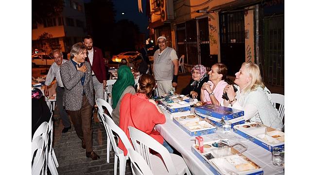 Beyoğlu&#39;nda sokaklar iftar sofraları ile rengarenk