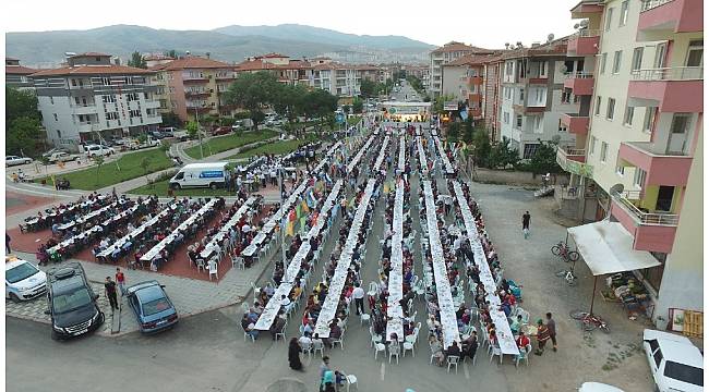 Binlerce kişi aynı sofrada iftar açtı