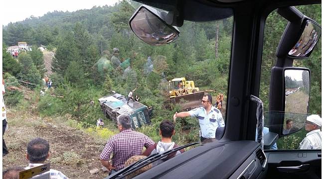 Bursa&#39;da otobüs devrildi: 2 ölü, 25 yaralı