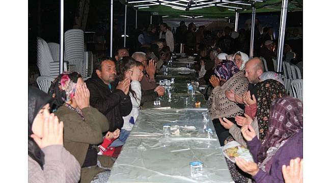 Çivril&#39;de iftar sofları 3 mahallede daha kuruldu