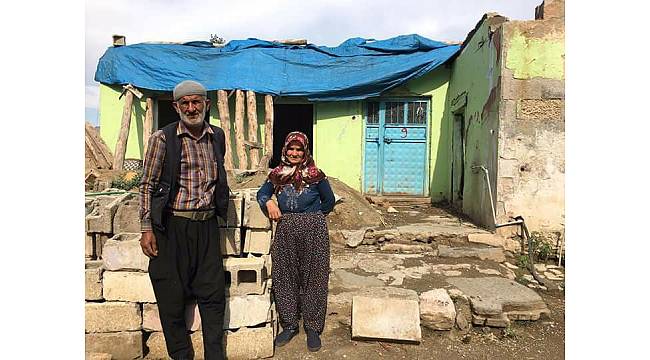 Dolu ve sağanak yağış nedeniyle evleri başlarına çöktü