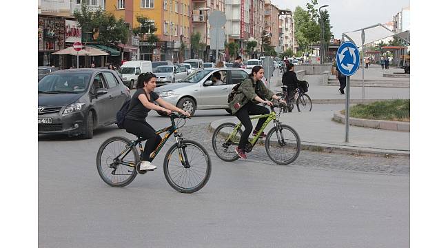 Döner kavşak ölüme davetiye çıkarıyor