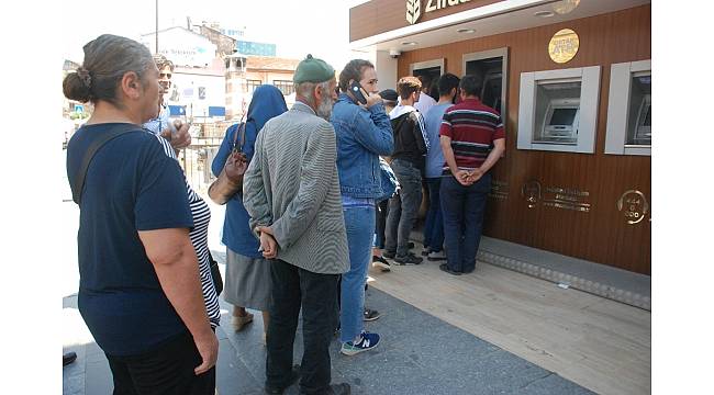 Emekliler ATM&#39;ler önünde kuyruk oluşturdu