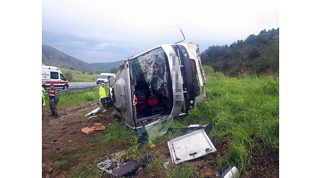 Erzincan&#39;da yolcu otobüsü devrildi: 1 ölü, 29 yaralı