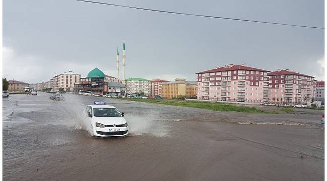 Erzurum&#39;da etkili olan yağmur araç ve yaya trafiğini olumsuz etkiledi