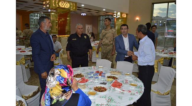 Gazi ve şehit aileleri iftarda buluştu