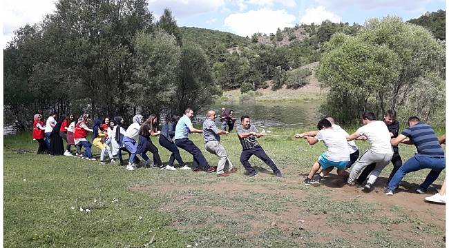 Gençler piknik yapıp doyasıya eğlendi