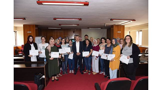 Girişimci kadınlar belgelerini Başkan Kuzu&#39;dan aldı