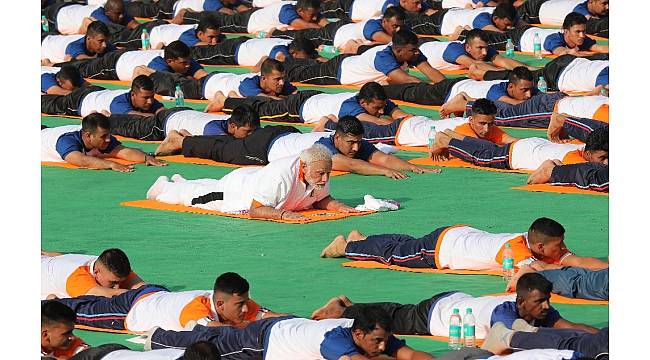 Hindistan Başbakanı Modi, halkla yoga yaptı