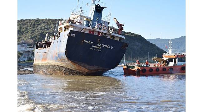 İzmir&#39;de karaya oturan yük gemisi kurtarıldı