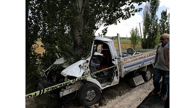 Kamyonet önce motosiklete sonra da ağaca çarptı: 1 ölü, 4 yaralı