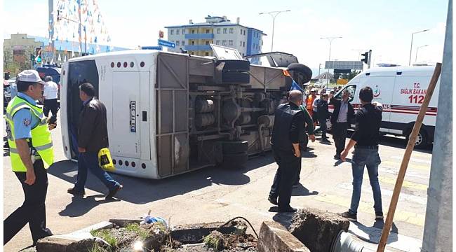 Kars&#39;ta askeri araç ile polis aracı çarpıştı: 18 yaralı