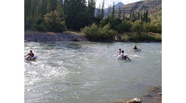 Kato Dağı eteklerinde pet şişeli ve terlikli rafting