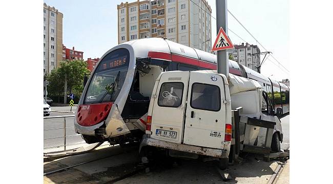 Minibüs ile tramvay çarpıştı: 1 yaralı