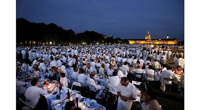 Paris&#39;te beyazlar içinde akşam yemeği