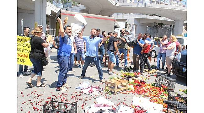 Pazaryeri kapanan esnaf, satamadıkları ürünleri Bayraklı Belediye binasına fırlattı