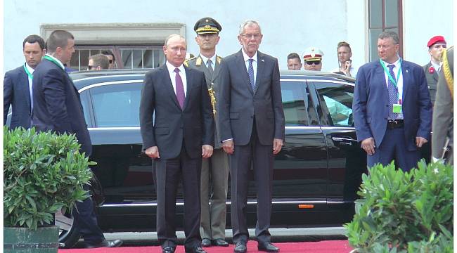 Putin, Avusturya&#39;da resmi törenle karşılandı