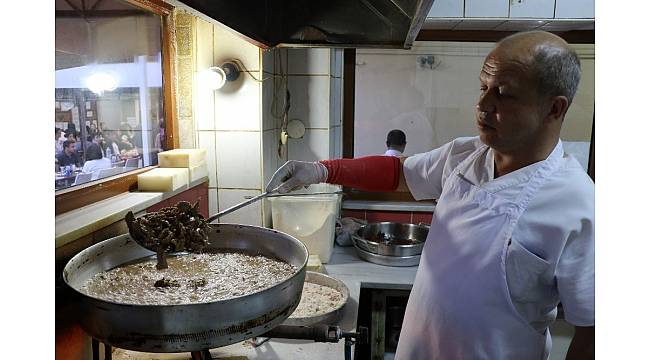 Ramazan&#39;da akın akın tava ciğeri yemeğe geliyorlar