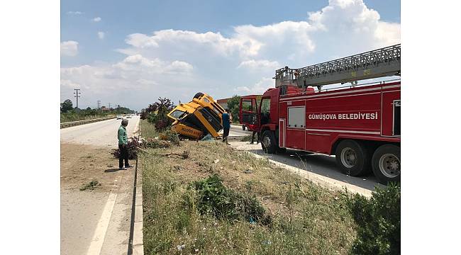 Refüje çarpan tır devrildi: 1 yaralı