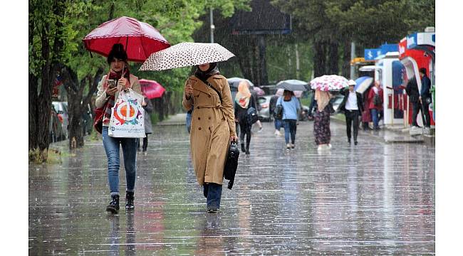 Sağanak yağış Erzurum&#39;da hayatı felç etti