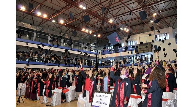 Sağlıkçılar diplomalarını aldı