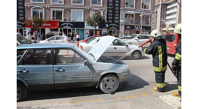 Seyir halindeki otomobil alev aldı