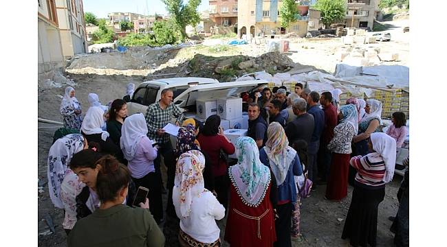 Şırnak Belediyesi, ihtiyaç sahibi vatandaşlara gıda paketi dağıttı