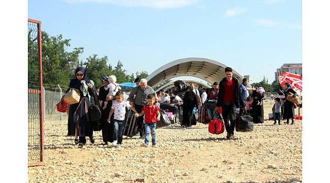 Suriyelilerin vatan hasreti sıcaklık dinlemiyor