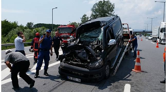 TEM otoyolunda minibüs ile tır çarpıştı: 1 yaralı