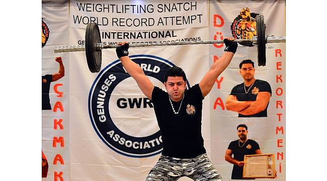 Tolga Çakmak&#39;tan 7 ton 60 kilogramlık rekor