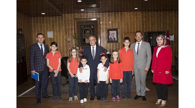 Vakıf Okulları Öğrencilerinden Rektör Çomaklı&#39;ya ziyaret