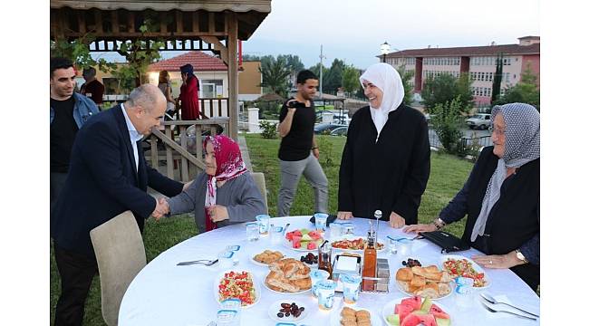 Vali Dağlı huzurevi sakinleri ile iftar yaptı