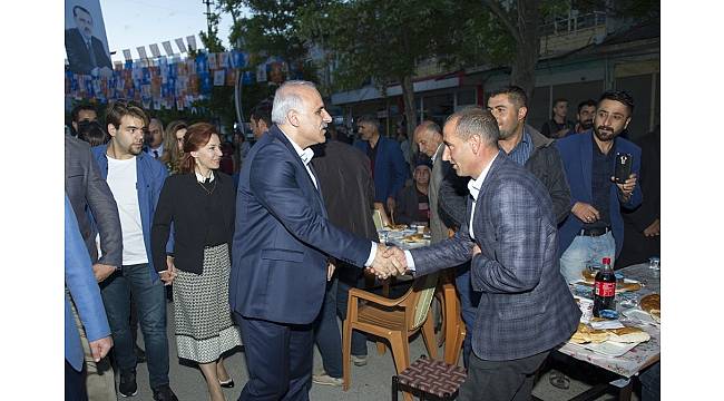 Vali Murat Zorluoğlu, iftarını Muradiye&#39;de vatandaşla açtı